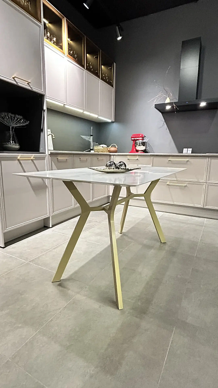 Стол обеденный