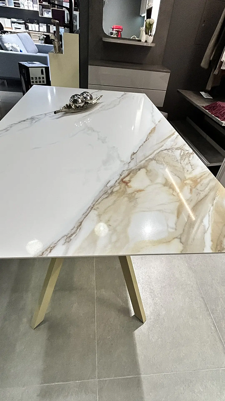 Стол обеденный